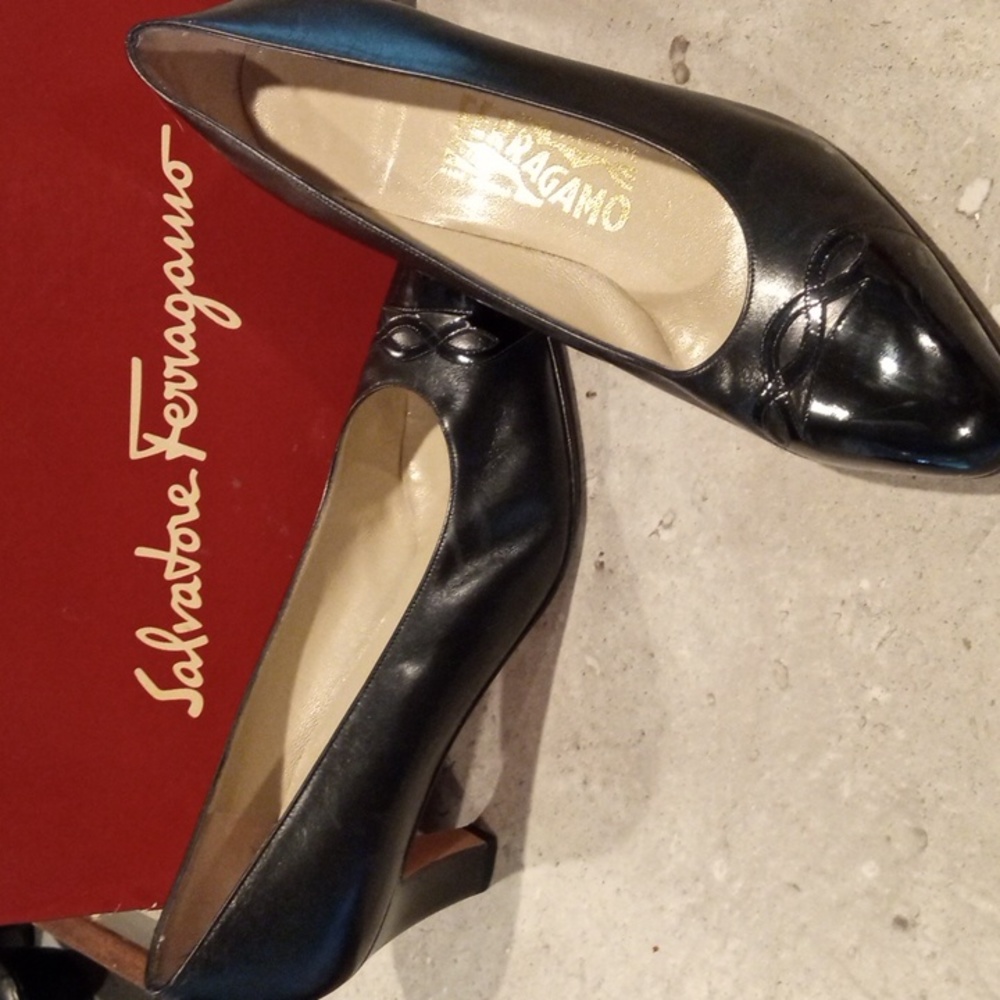 Salvatore Ferragamo Women's Black Pump Size 10